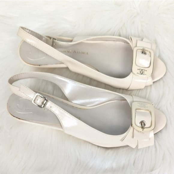 Etienne Aigner Ivory Patent Slingback Wedges 7 Enamel Buckle Retro Look - Picture 4 of 10